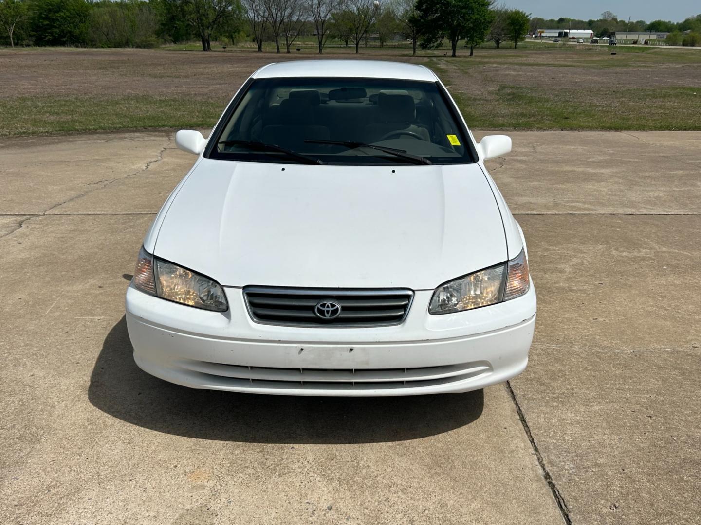 2000 White /TAN Toyota Camry LE (JT2BN22K8Y0) with an 2.2L L4 DOHC 16V engine, 4-Speed Automatic transmission, located at 17760 Hwy 62, Morris, OK, 74445, (918) 733-4887, 35.609104, -95.877060 - Photo#1